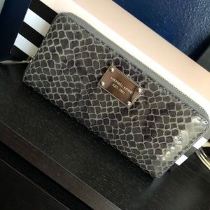 MICHAEL KORS GRAY SNAKE SKIN WALLET